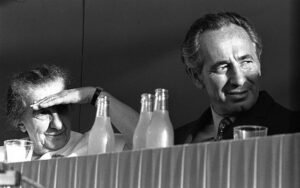 Shimon Peres junto a Golda Meir