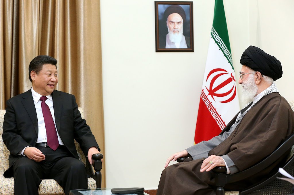 Xi Jinping junto al ayatollah Khamenei