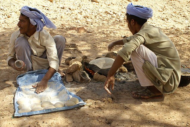 Beduinos haciendo pan (Egipto)