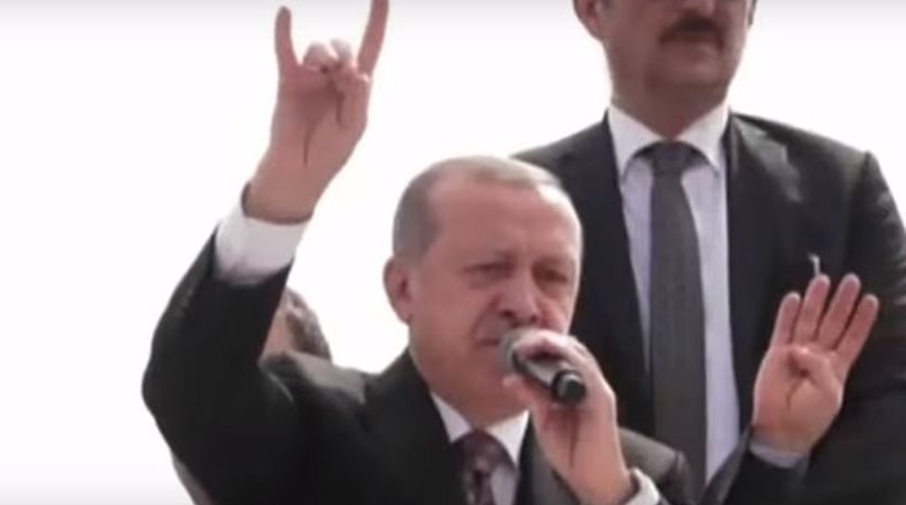 Erdogan haciendo el símbolo de los Lobos Grises