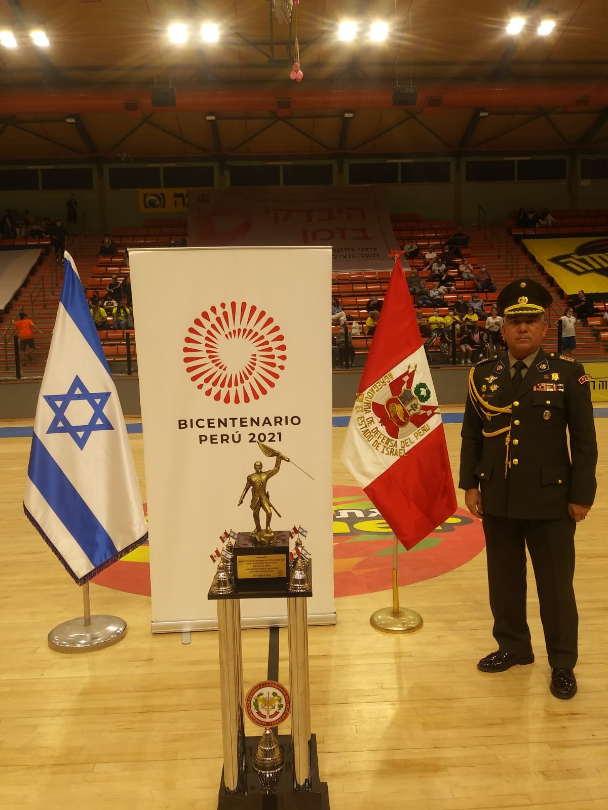 De izquierda a derecha: - Tco De la Cruz, auxiliar de la Agregaduría de Defensa del Perú - Embajador del Perú, Carlos Chavez-Tafur. - Sr. Michael Vidal, Alcalde de Ramla. - CRL O’Connor, Agregado de Defensa del Peru en Israel. - Dra Judith Moreano, Consul Honoraria del Perú. - Sra. Ailin Podliszweski-Levi, de la municipalidad de Ramla