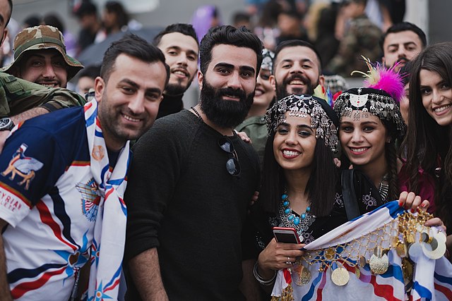 Jóvenes asirios celebrando el año nuevo Akitu