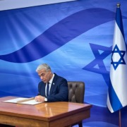 Yair Lapid firmando el acuerdo con el Líbano