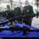 Miembros de la Guardia Revolucionaria recibiendo nuevo armamento