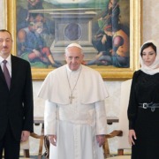 El Papa Francisco junto al presidente azerí Aliyev