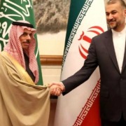 El Ministro de Relaciones Exteriores de Irán, Hossein Amirabdollahian (R), y el Ministro de Relaciones Exteriores de Arabia Saudita, el Príncipe Faisal bin Farhan Al-Saud (L), se reunieron en Beijing, China.