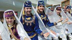 Tártaras de Crimea en su vestimenta tradicional en el festival Hıdırellez