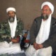 Osama bin Laden se sienta con su asesor, el Dr. Ayman al-Zawahiri, durante una entrevista con el periodista pakistaní Hamid Mir.