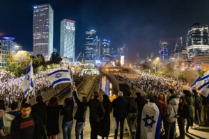 Manifestantes cortando la calle Ayalón en protesta por la reforma judicial. Tel Aviv, marzo 2023