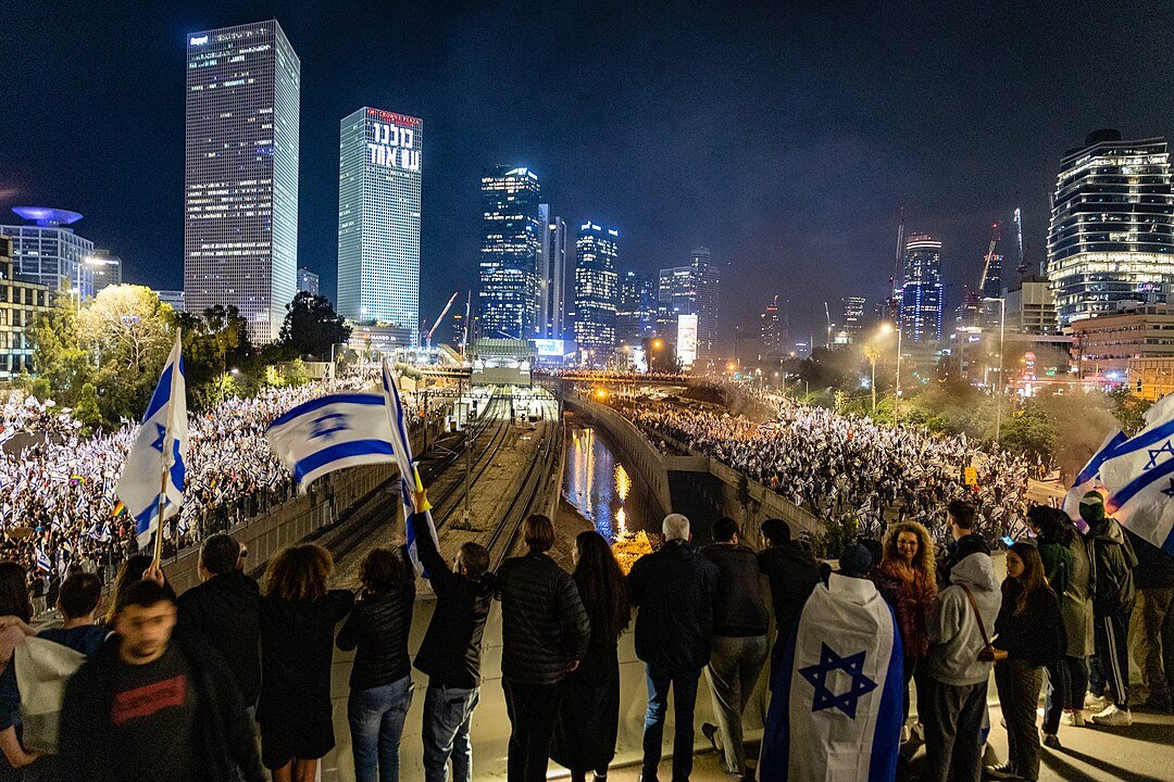 Manifestantes cortando la calle Ayalón en protesta por la reforma judicial. Tel Aviv, marzo 2023