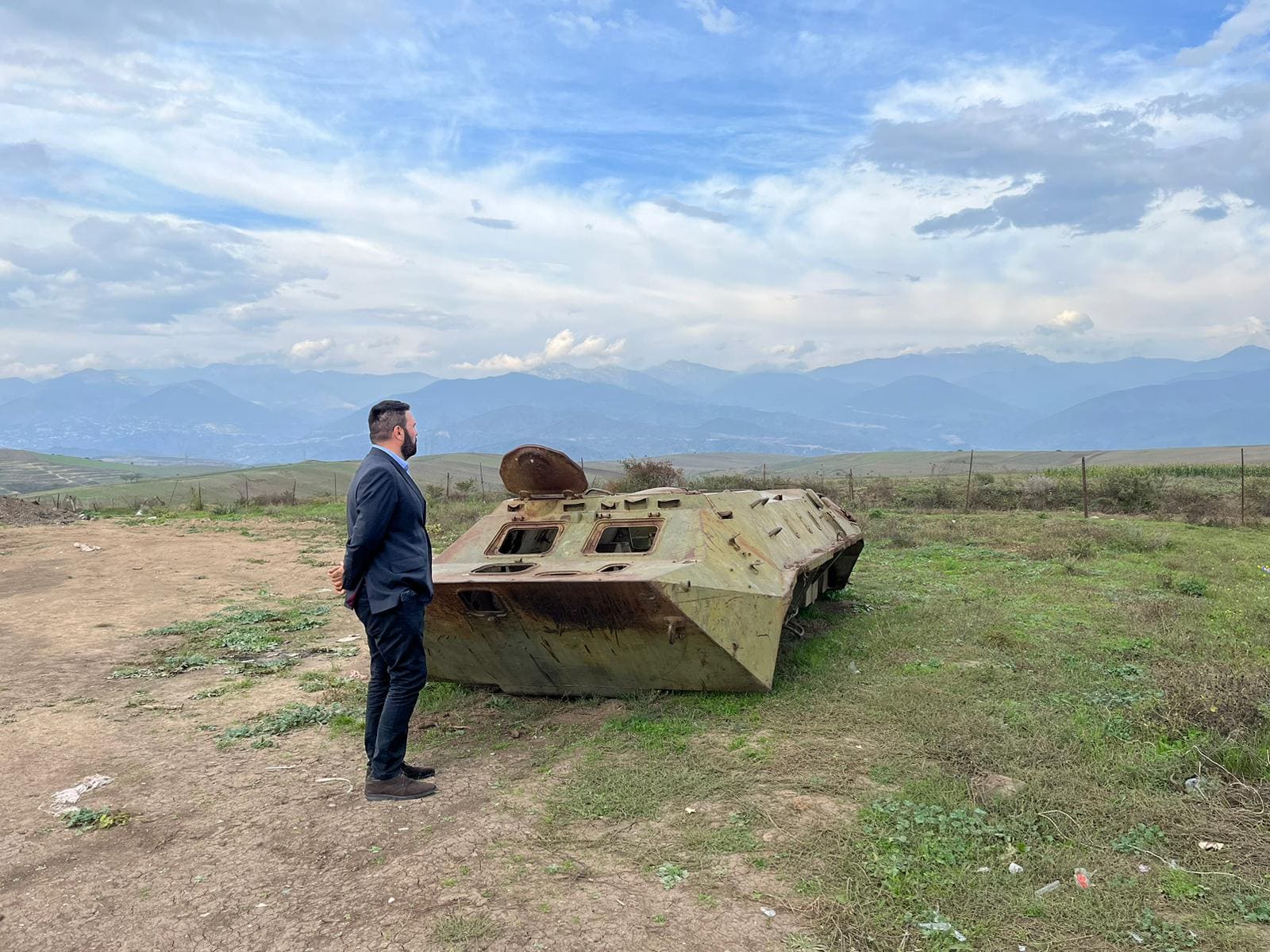 Jon observando al corredor de Lachin y a las montañas de Nagorno-Karabaj