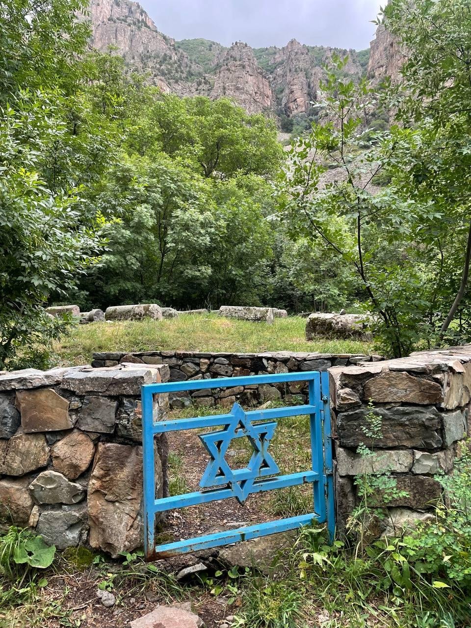 Entrada en el Cementerio Yeghegis. Armenia