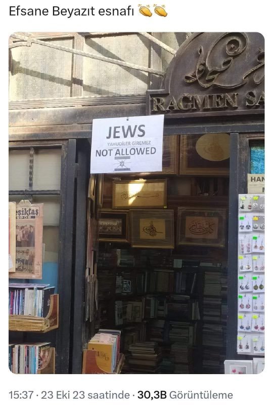 Librería en Estambul con un cartel que dice 