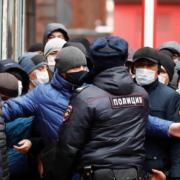 Trabajadores de origen tayiko acosados por la policía en Moscú