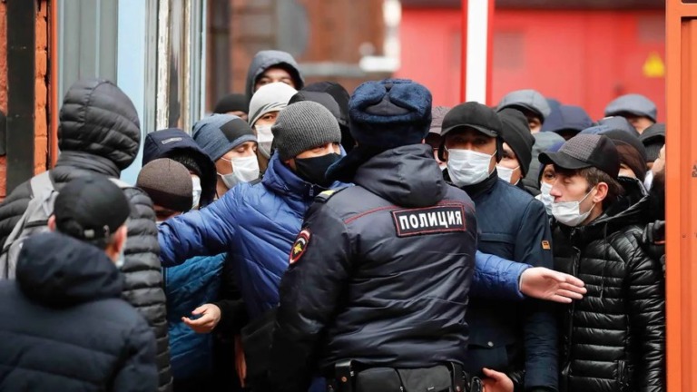 Trabajadores de origen tayiko acosados por la policía en Moscú