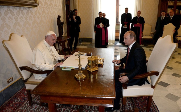 Papa Francisco junto a Putin