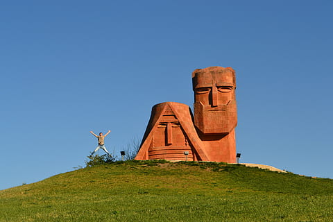 El símbolo de Artsaj. Monumento "nosotros y nuestras montañas. También conocido como Tatik-Papik