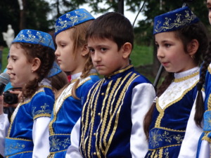 Niños tártaros de Crimea en una conmemoración de la expulsión stalinista