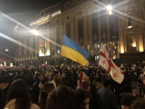 Banderas de Ucrania y Georgia en Tbilisi
