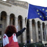 Mujer georgiana con la bandera de la UE