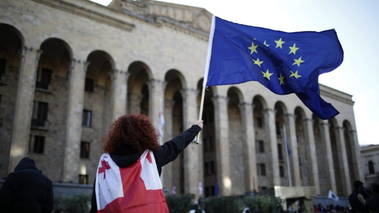 Mujer georgiana con la bandera de la UE