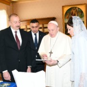Los Aliyev recibidos por el Papa Francisco