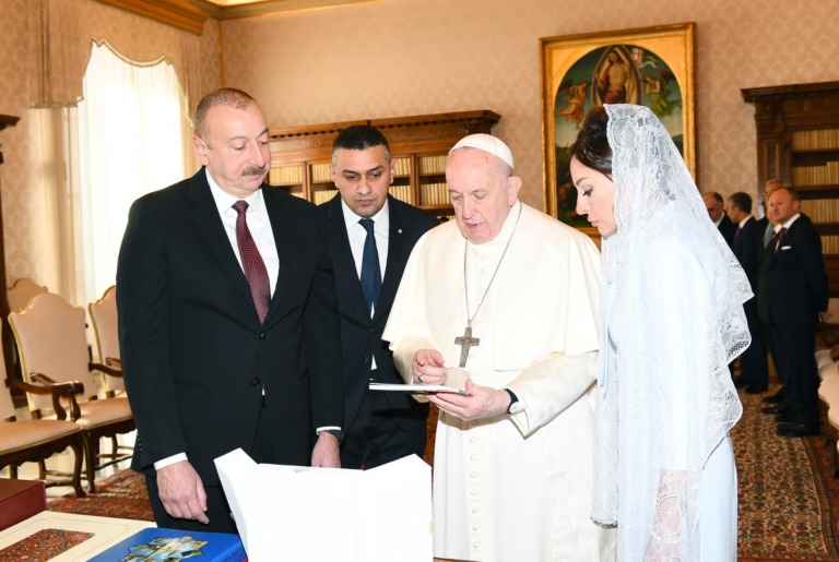 Los Aliyev recibidos por el Papa Francisco