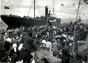 Refugiados griegos saliendo del puerto de Moudania, actual Mudanya, Turquía