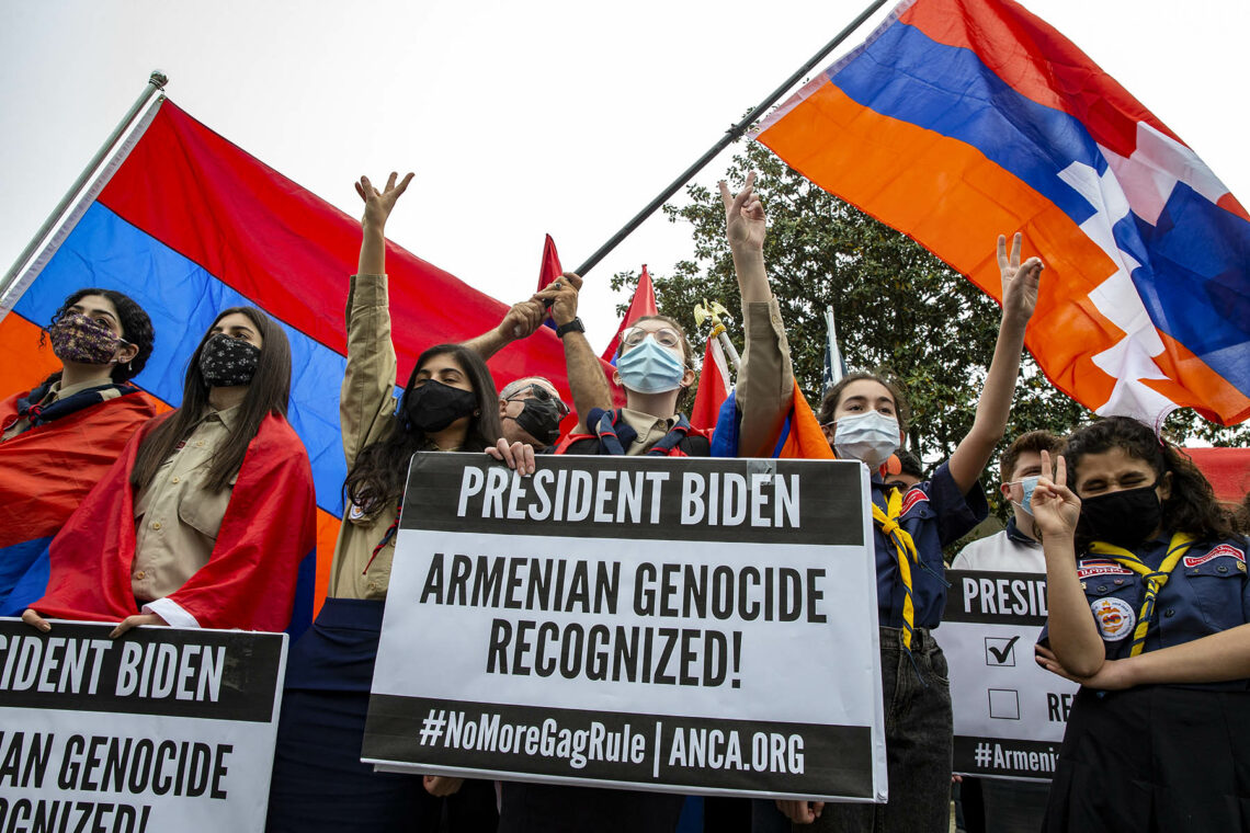 Partidarios de Armenia en una manifestación frente a la embajada turca en Washington el día en que el presidente Joe Biden reconoció formalmente el genocidio armenio, el 24 de abril de 2021. (Foto de Tasos Katopodis/Getty Images)