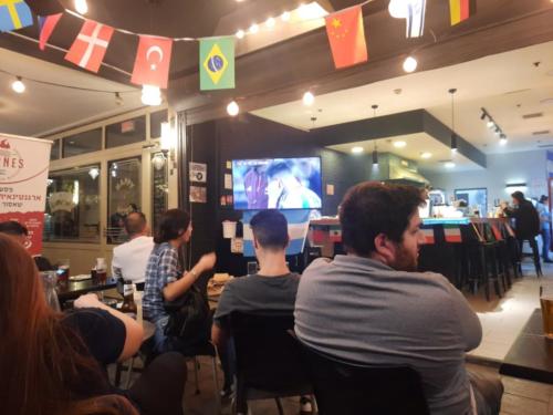 Clientes de Carnes mirando el mundial