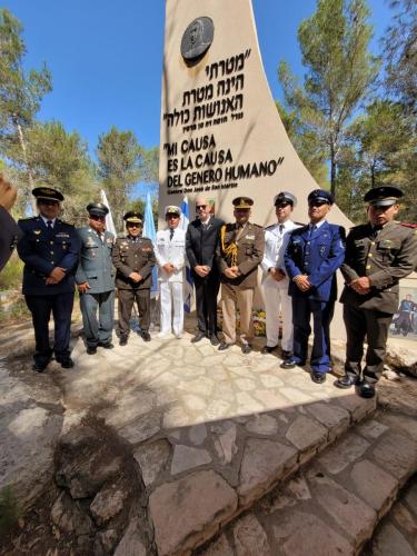 En el centro el Sr. Ricardo Malmud del Centro San Martiniano junto a los agregados militares de la embajadas latinas en el Monumento del Gral. San Martín